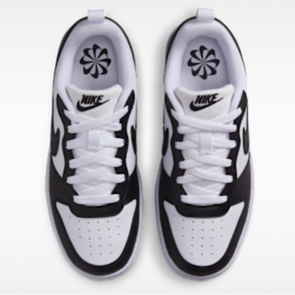 NWT!! Nike Low-Top Sneakers in White and Black - Picture 5 of 5